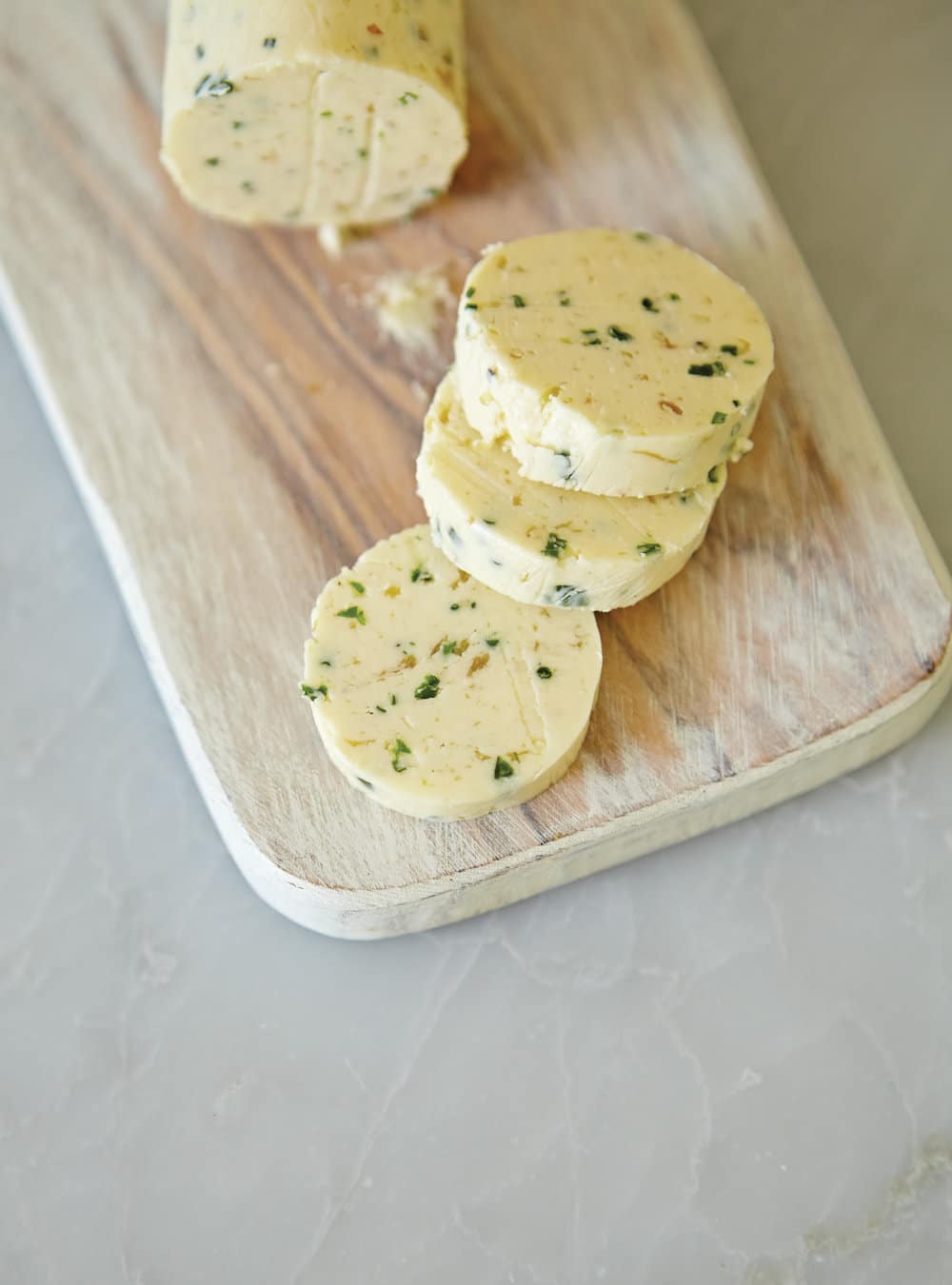 découvrez comment préparer un délicieux beurre à l'ail maison en quelques étapes simples. parfait pour rehausser vos plats de viande, pâtes ou légumes, ce beurre savoureux saura séduire vos papilles et ajouter une touche d'originalité à vos repas.