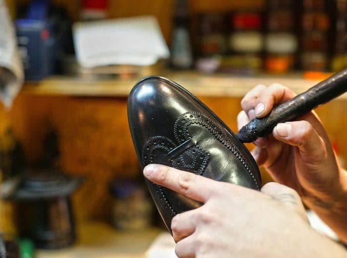 confiez vos chaussures à des experts pour une réparation rapide et efficace. que ce soit pour un ressemelage, la réparation de talons ou l'entretien de vos articles en cuir, notre service de réparation de chaussures redonnera vie à vos paires préférées tout en préservant leur confort et leur style.