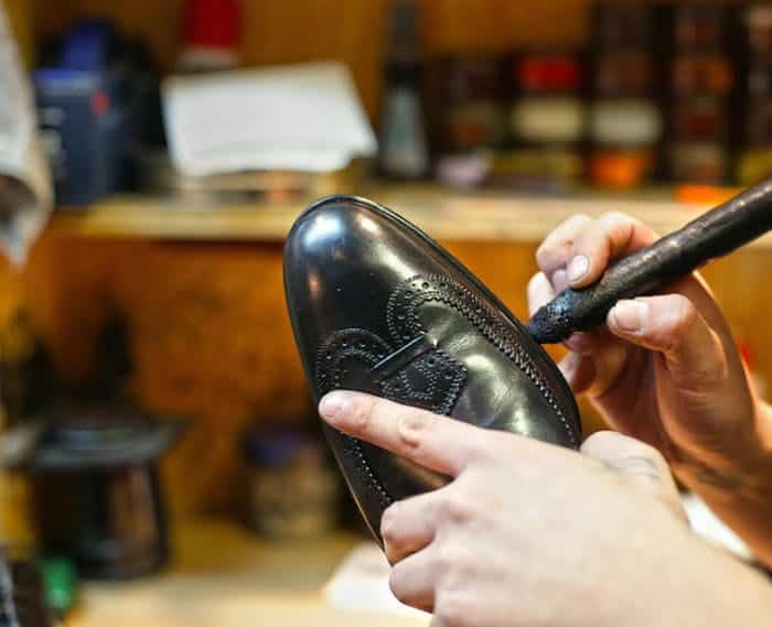 confiez vos chaussures à des experts pour une réparation rapide et efficace. que ce soit pour un ressemelage, la réparation de talons ou l'entretien de vos articles en cuir, notre service de réparation de chaussures redonnera vie à vos paires préférées tout en préservant leur confort et leur style.